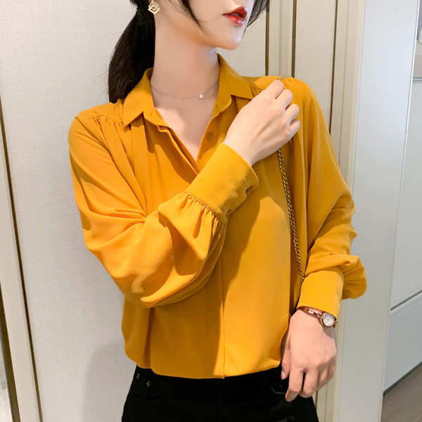 Alkalmi női ing széles ujjal és klasszikus gallérral