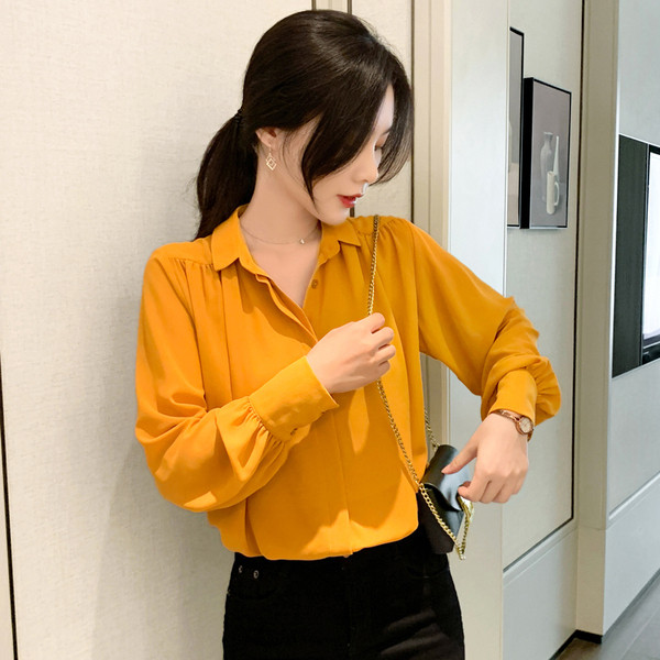 Alkalmi női ing széles ujjal és klasszikus gallérral