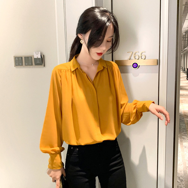 Alkalmi női ing széles ujjal és klasszikus gallérral