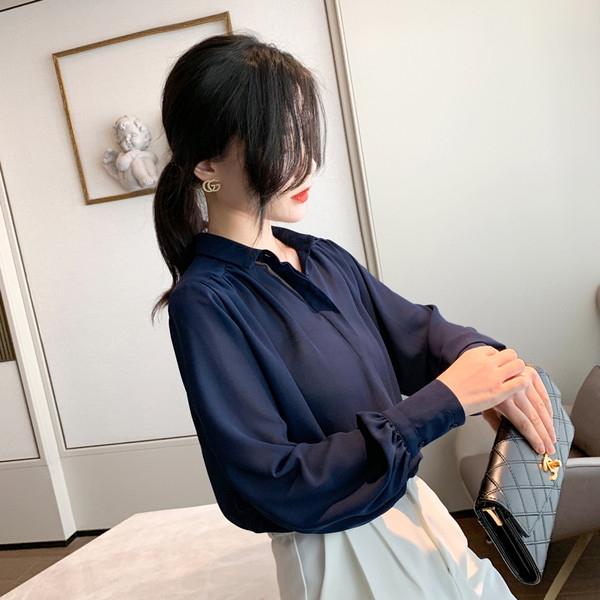 Alkalmi női ing széles ujjal és klasszikus gallérral