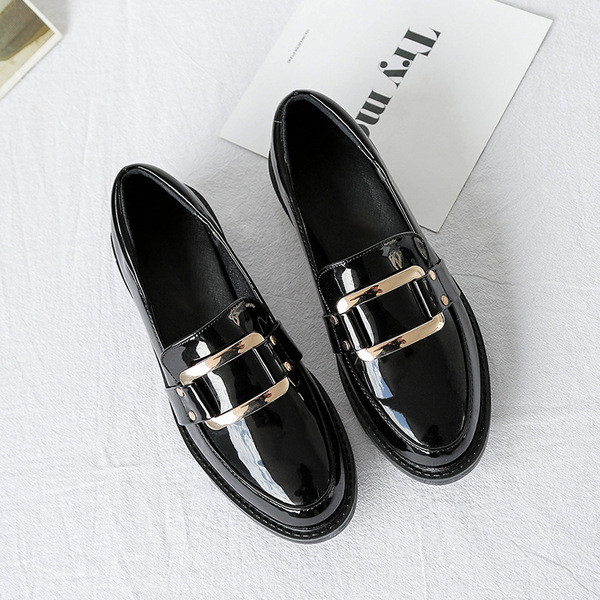 Ženske kožne cipele s metalnim ukrasom