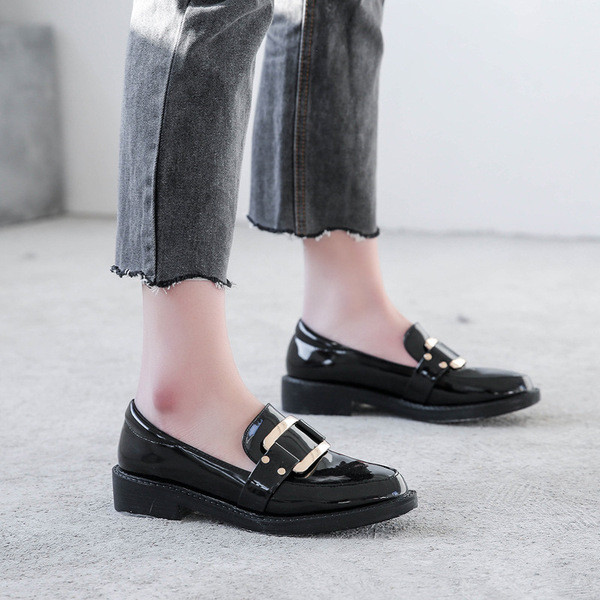 Ženske kožne cipele s metalnim ukrasom