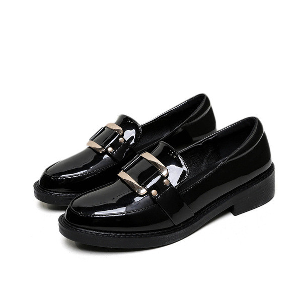 Ženske kožne cipele s metalnim ukrasom