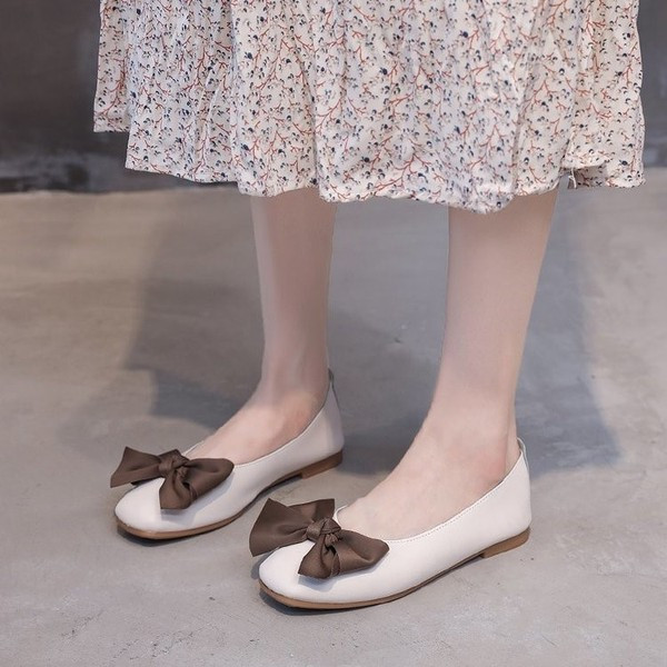 Női alkalmi cipő szalaggal