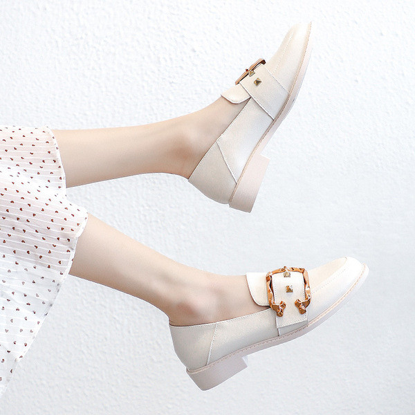 Női alkalmi cipő eko bőrből, fém díszítéssel, lapos talppal