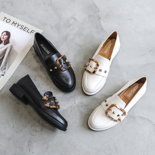 Női alkalmi cipő eko bőrből, fém díszítéssel, lapos talppal