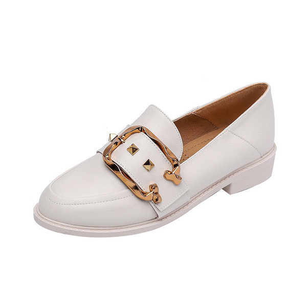 Női alkalmi cipő eko bőrből, fém díszítéssel, lapos talppal