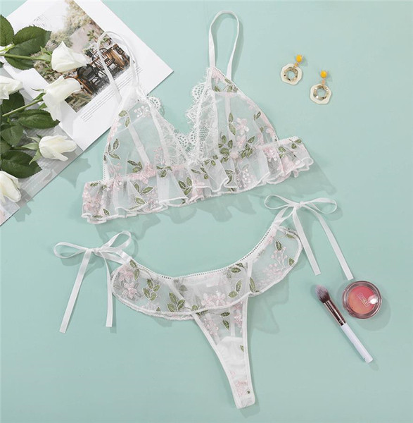 Kétrészes női fehérnemű szett csipkével és virágmotívumokkal