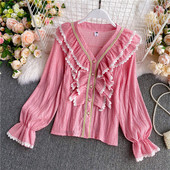 Naiste spits kaelusega särk ja pitsiga lokid