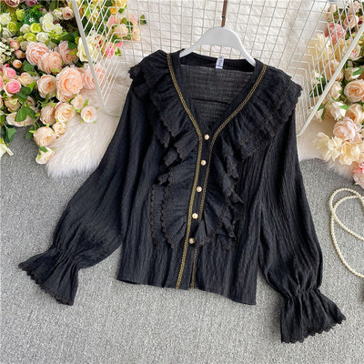 Naiste spits kaelusega särk ja pitsiga lokid