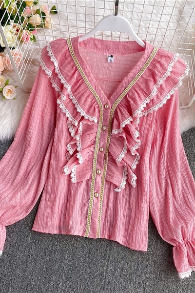 Naiste spits kaelusega särk ja pitsiga lokid