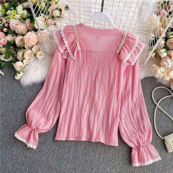 Naiste spits kaelusega särk ja pitsiga lokid