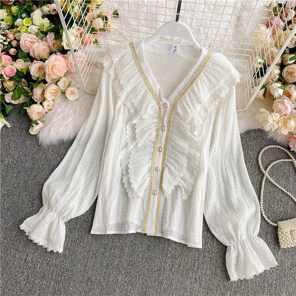 Naiste spits kaelusega särk ja pitsiga lokid