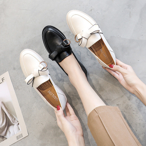 Naiste vabaajajalatsite uus mudel kahes värvitoonis paelaga