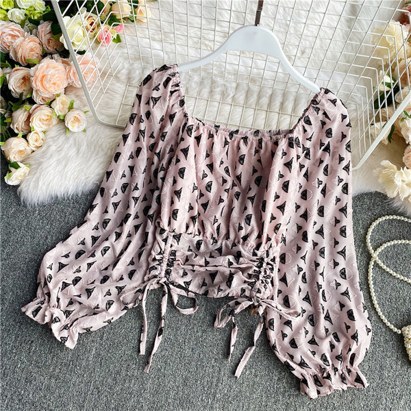 Ženska košulja četvrtastog dekoltea s vezama