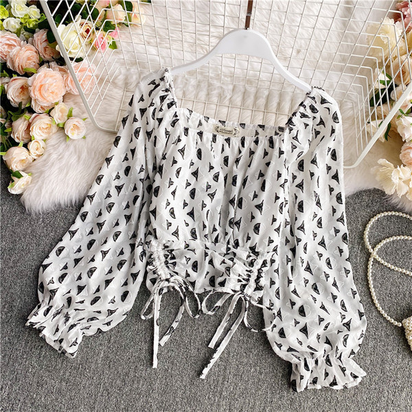 Ženska košulja četvrtastog dekoltea s vezama