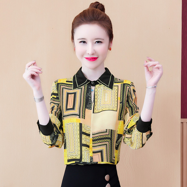 Uue mudeliga särk klassikalise krae ja pikkade varrukatega