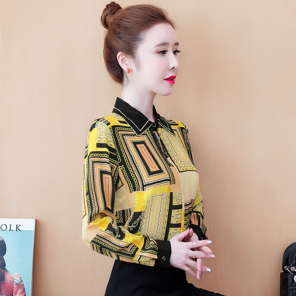 Uue mudeliga särk klassikalise krae ja pikkade varrukatega