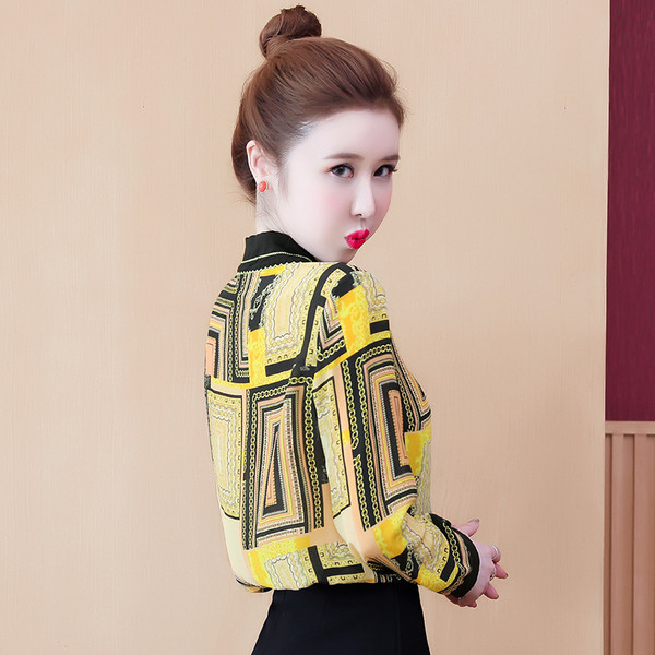 Uue mudeliga särk klassikalise krae ja pikkade varrukatega