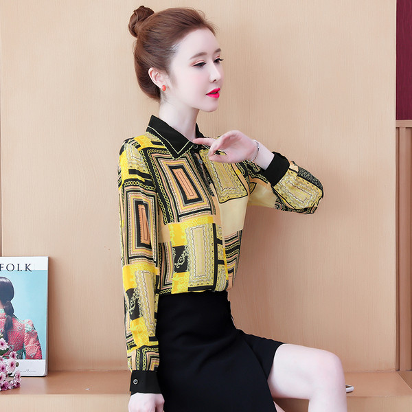 Uue mudeliga särk klassikalise krae ja pikkade varrukatega