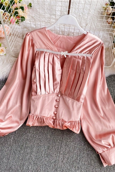 Elegantna ženska košulja i V-izrez s gumbima