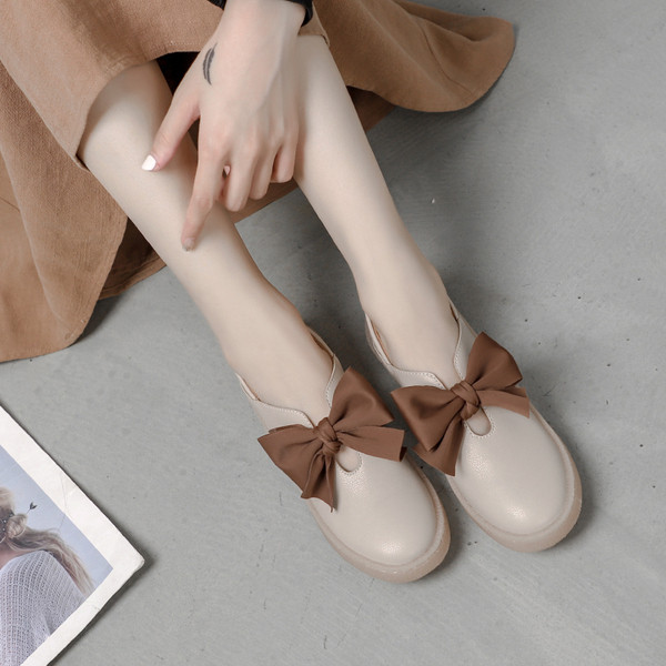 Γυναικεία casual παπούτσια από οικολογικό δέρμα με κορδέλα σε μπεζ και μαύρο χρώμα