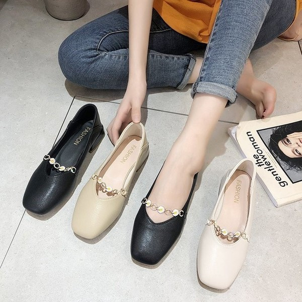 Női bőr cipő négyszögletes sarokkal