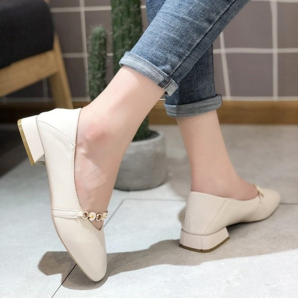 Női bőr cipő négyszögletes sarokkal