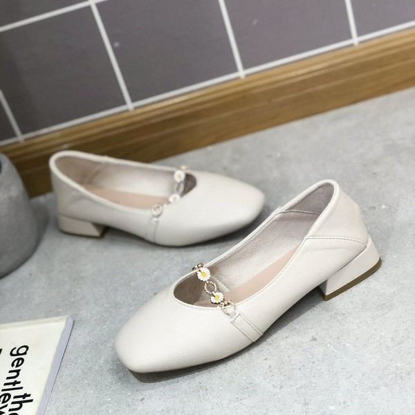 Női bőr cipő négyszögletes sarokkal