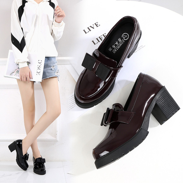 Eko bőrből készült stílusos női cipő szalaggal és vastag sarokkal