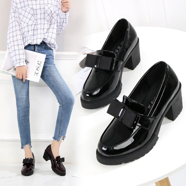 Eko bőrből készült stílusos női cipő szalaggal és vastag sarokkal