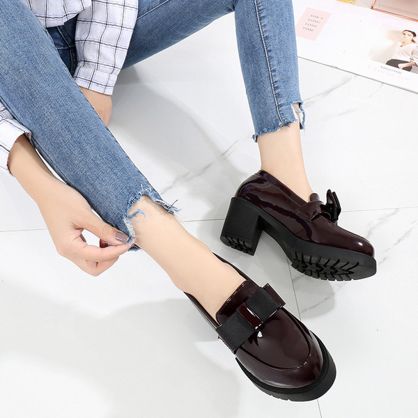 Eko bőrből készült stílusos női cipő szalaggal és vastag sarokkal