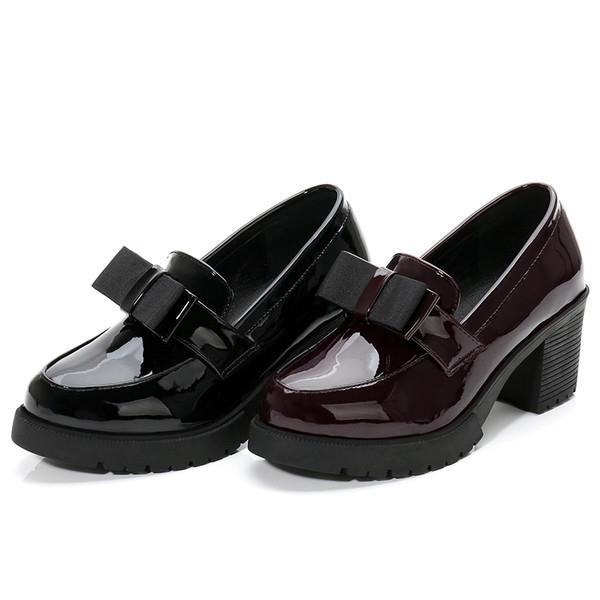 Eko bőrből készült stílusos női cipő szalaggal és vastag sarokkal