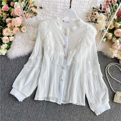 Modern női ing gombokkal és alacsony gallérral, csipkével