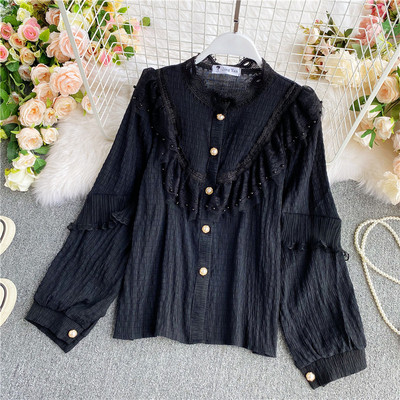 Modern női ing gombokkal és alacsony gallérral, csipkével