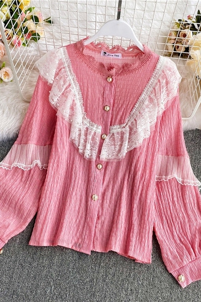 Modern női ing gombokkal és alacsony gallérral, csipkével