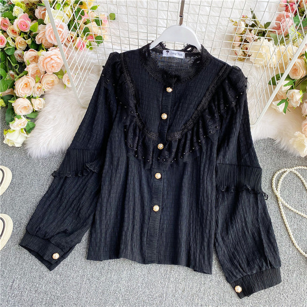 Modern női ing gombokkal és alacsony gallérral, csipkével