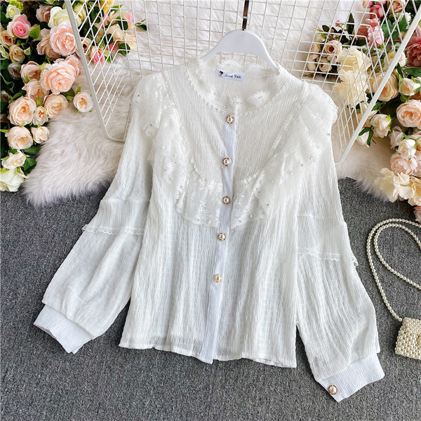 Modern női ing gombokkal és alacsony gallérral, csipkével