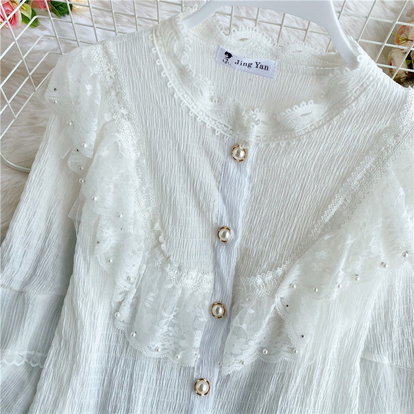 Modern női ing gombokkal és alacsony gallérral, csipkével