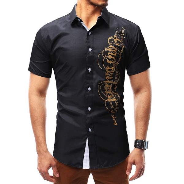 Praegune lühikeste varrukate ja aplikatsiooniga meeste särk