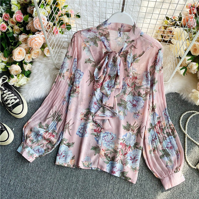 Naiste lokkidega madala kraega särk