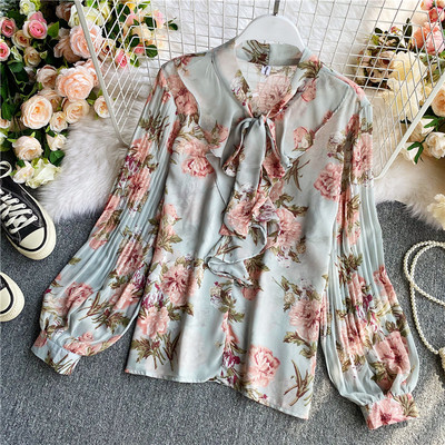 Naiste lokkidega madala kraega särk