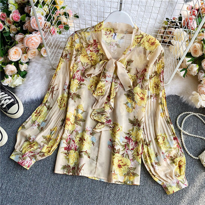 Naiste lokkidega madala kraega särk