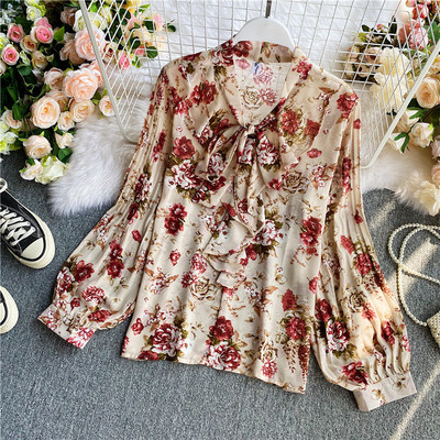 Naiste lokkidega madala kraega särk