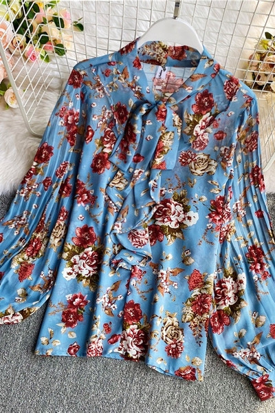 Naiste lokkidega madala kraega särk