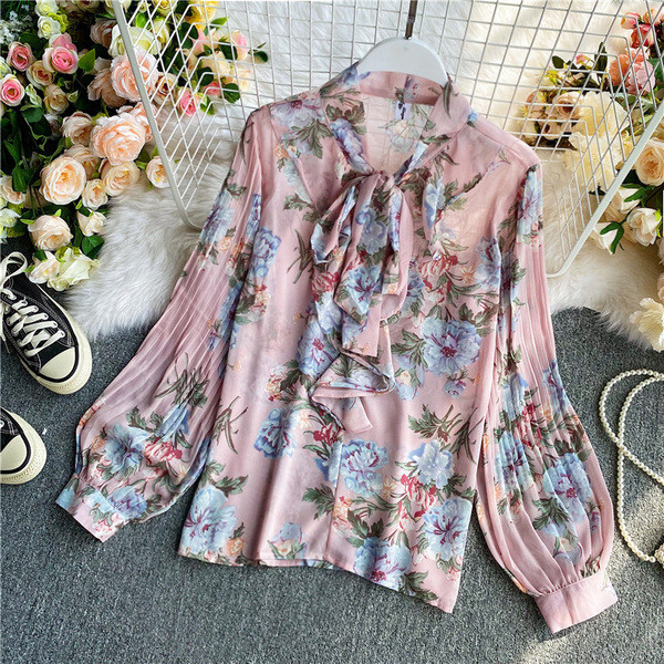 Naiste lokkidega madala kraega särk