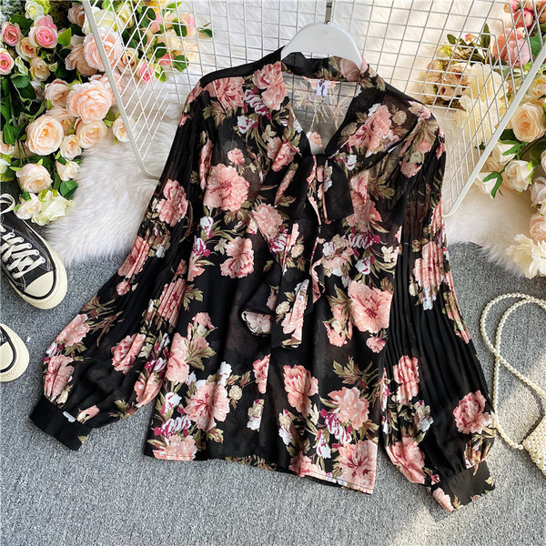 Naiste lokkidega madala kraega särk