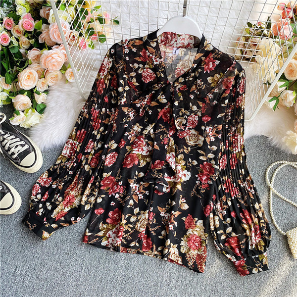 Naiste lokkidega madala kraega särk