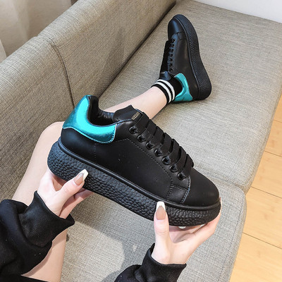 Naiste vabaaja tossud kolmes värvitoonis paelte ja lameda tallaga