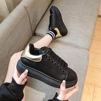 Naiste vabaaja tossud kolmes värvitoonis paelte ja lameda tallaga